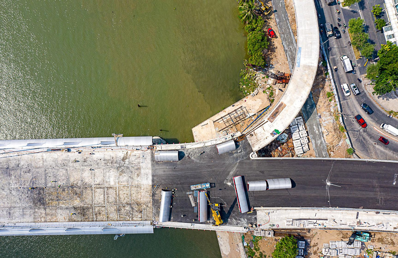 Phần cầu và đường dẫn phía đường Tôn Đức Thắng, quận 1 đang được các nhà thầu thi công trải thảm nhựa. Còn lại, hạng mục lắp đặt hệ thống đèn LED chiếu sáng toàn bộ cầu chính sẽ được thi công sau khi cầu được thông xe. Phần cầu và đường dẫn phía đường Tôn Đức Thắng, quận 1 đang được các nhà thầu thi công trải thảm nhựa. Còn lại, hạng mục lắp đặt hệ thống đèn LED chiếu sáng toàn bộ cầu chính sẽ được thi công sau khi cầu được thông xe.