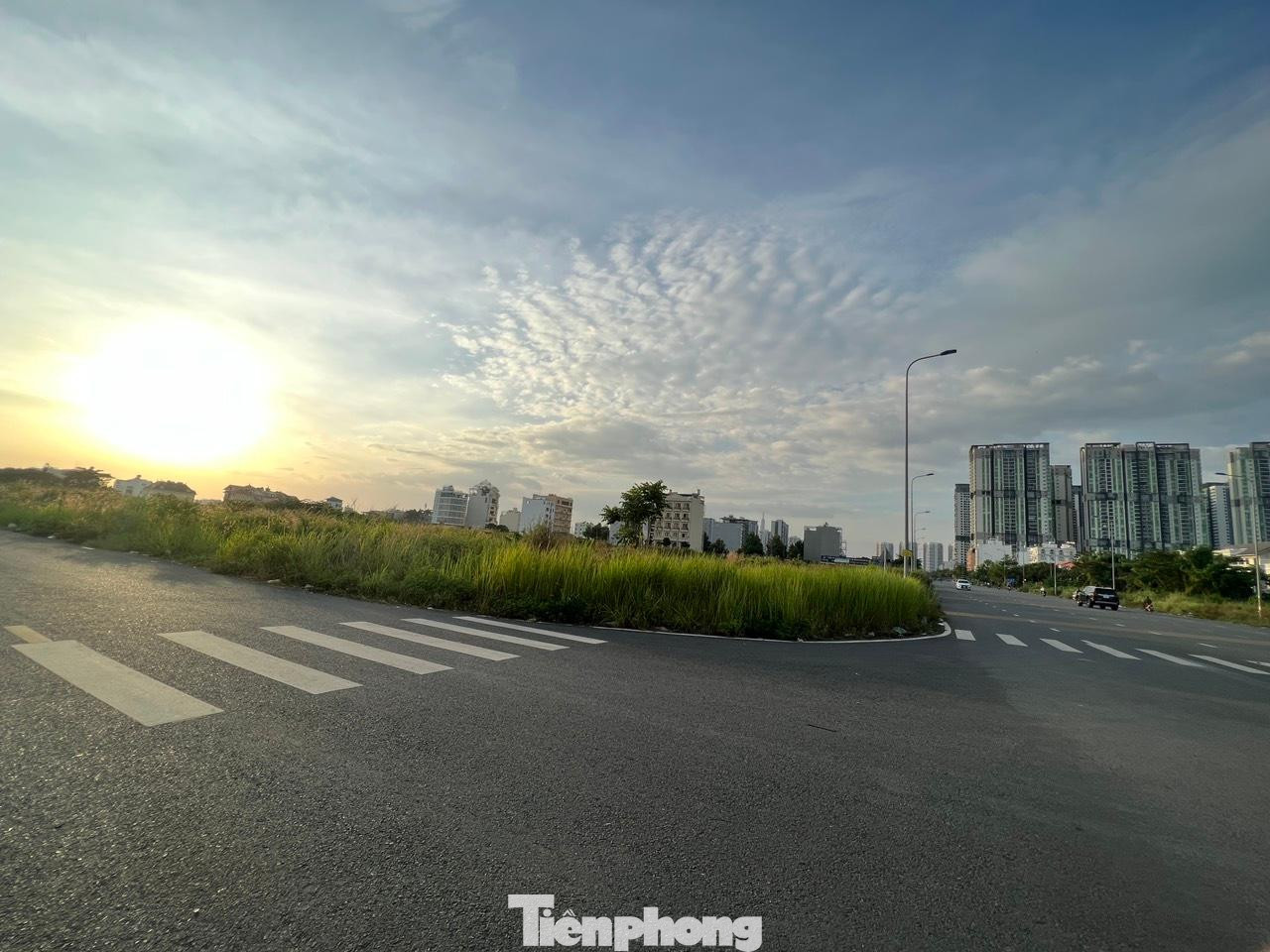 Khu đất có vị trí đắc địa 4 mặt tiền rộng 2,9ha của dự án khu dân cư Thạnh Mỹ Lợi bỏ hoang 15 năm qua. Khu đất có vị trí đắc địa 4 mặt tiền rộng 2,9ha của dự án khu dân cư Thạnh Mỹ Lợi bỏ hoang 15 năm qua.