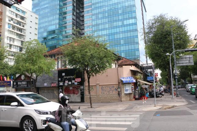 Biệt thự cổ 115 Hai Bà Trưng, quận 1 đang bị bao vây bởi hàng quán, chỉ thấy được tầng trên. Ảnh: Hữu Huy. Biệt thự cổ 115 Hai Bà Trưng, quận 1 đang bị bao vây bởi hàng quán, chỉ thấy được tầng trên. Ảnh: Hữu Huy.