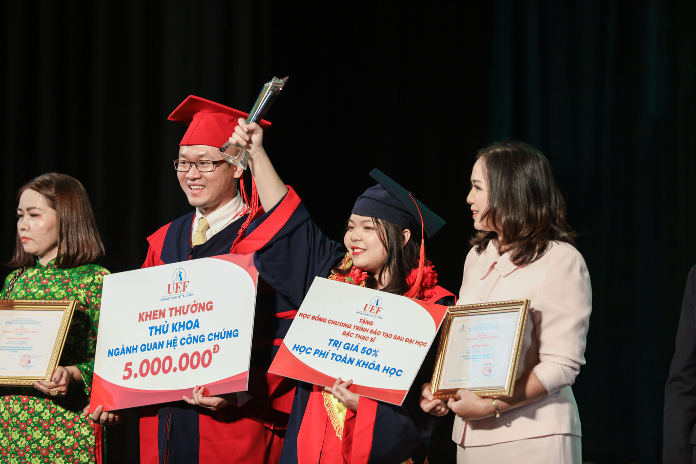 Hơn 1.800 tân cử nhân và thạc sĩ của trường ĐH Kinh tế Tài chính TP. HCM (UEF) được vinh danh và nhận bằng tốt nghiệp. Hơn 1.800 tân cử nhân và thạc sĩ của trường ĐH Kinh tế Tài chính TP. HCM (UEF) được vinh danh và nhận bằng tốt nghiệp.
