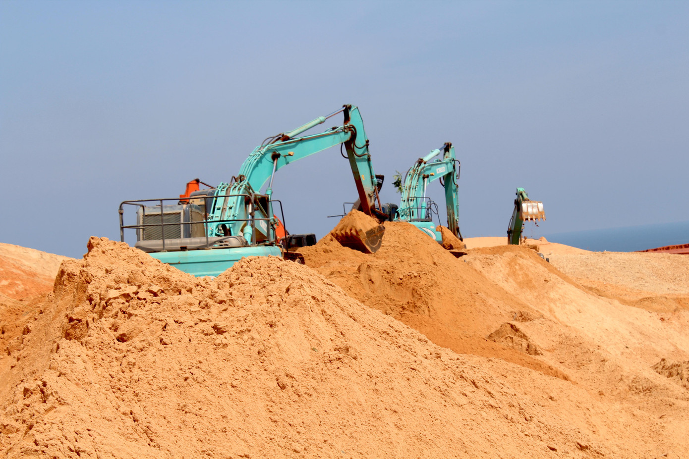 Trước đó, vào năm 2016, cũng tại mỏ khai thác titan của Công ty TNHH Thương mại Tân Quang Cường đã xảy ra sự cố vỡ bờ moong khiến lũ bùn đỏ tràn trên đường ĐT719 và trôi vào nhà các hộ dân tại huyện Hàm Thuận Nam.