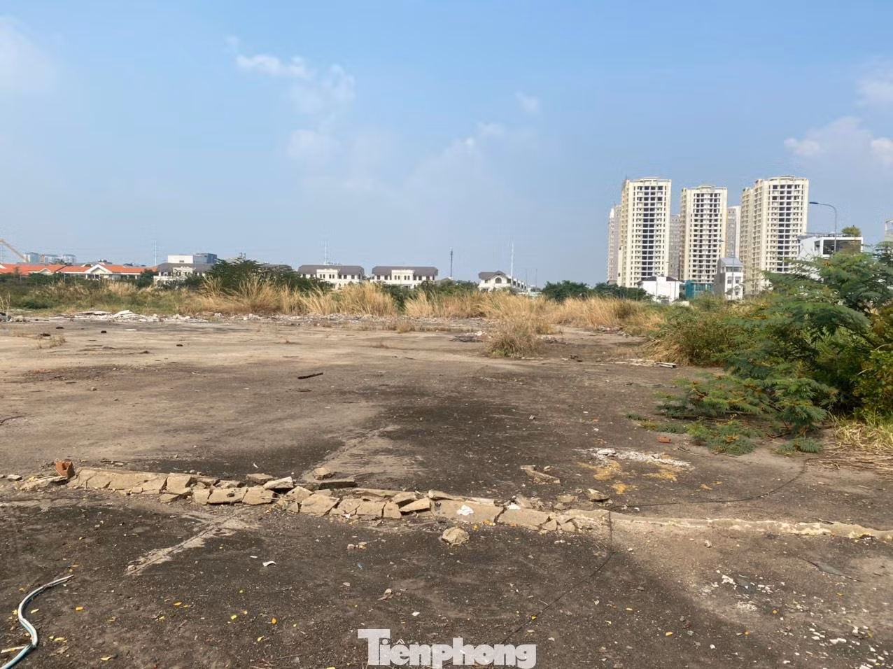 Theo kết luận thanh tra, từ năm 2014 đến 2016, ông Dừa và con ông với tư cách là chủ đầu tư Bệnh viện Đa khoa Ngọc Tâm dùng chính sổ đỏ dự án đem thế chấp vay của Sacombank chi nhánh Bình Thạnh tổng cộng 223 tỷ đồng. Ông Dừa đem số tiền vay từ ngân hàng này “góp vốn đầu tư dự án” để đầu tư vào dự án bất động sản của Công ty TNHH Đầu tư Phú Việt Tín, nằm ở Đồng Nai. Cụ thể là dự án khu dân cư A1 – C1 – Khu đô thị Dầu Giây, huyện Thống Nhất, Đồng Nai. Đây cũng là dự án do chính ông Dừa làm chủ đầu tư. Mặc dù theo giấy chứng nhận đầu tư được cấp cho Công ty CP Bệnh viện Ngọc Tâm, công ty này hoàn toàn không có chức năng “góp vốn đầu tư dự án” nhưng phía ngân hàng vẫn đồng ý cho vay. Theo kết luận thanh tra, từ năm 2014 đến 2016, ông Dừa và con ông với tư cách là chủ đầu tư Bệnh viện Đa khoa Ngọc Tâm dùng chính sổ đỏ dự án đem thế chấp vay của Sacombank chi nhánh Bình Thạnh tổng cộng 223 tỷ đồng. Ông Dừa đem số tiền vay từ ngân hàng này “góp vốn đầu tư dự án” để đầu tư vào dự án bất động sản của Công ty TNHH Đầu tư Phú Việt Tín, nằm ở Đồng Nai. Cụ thể là dự án khu dân cư A1 – C1 – Khu đô thị Dầu Giây, huyện Thống Nhất, Đồng Nai. Đây cũng là dự án do chính ông Dừa làm chủ đầu tư. Mặc dù theo giấy chứng nhận đầu tư được cấp cho Công ty CP Bệnh viện Ngọc Tâm, công ty này hoàn toàn không có chức năng “góp vốn đầu tư dự án” nhưng phía ngân hàng vẫn đồng ý cho vay.
