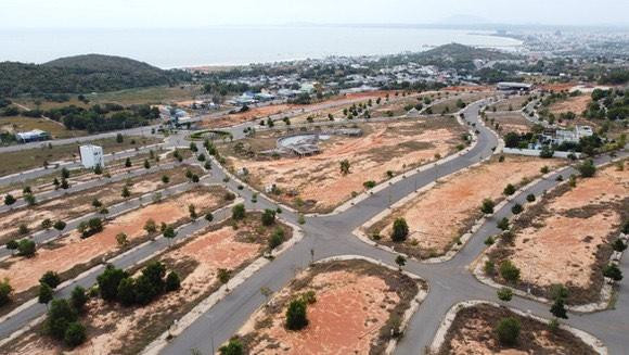 Cả 5 bị can đều bị khởi tố về tội “Vi phạm quy định về quản lý, sử dụng tài sản Nhà nước gây thất thoát, lãng phí”, quy định tại khoản 3 Điều 219 Bộ luật Hình sự năm 2015, xảy ra tại dự án Khu thương mại dịch vụ và dân cư Tân Việt Phát 2 (3 lô đất số 18,19,20), thuộc quỹ đất hai bên đường 706B (nay là đường Võ Nguyên Giáp, Nguyễn Thông) phường Phú Hài, thành phố Phan Thiết, tỉnh Bình Thuận.