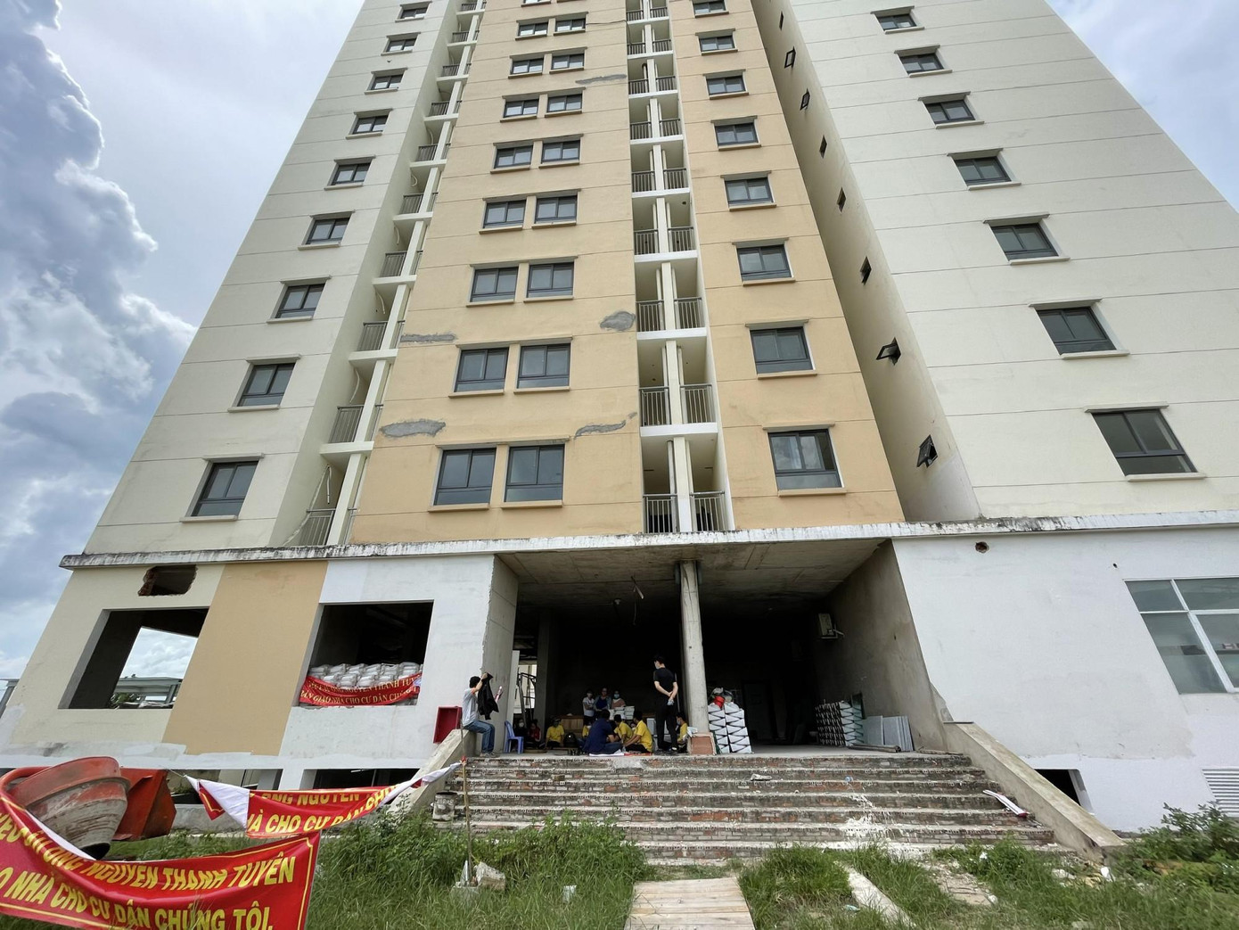 Chủ đầu tư liên tục thất hứa khiến cư dân mua chung cư ở dự án Vĩnh Lộc Dgold bất chấp nguy hiểm, dọn vào sinh sống.