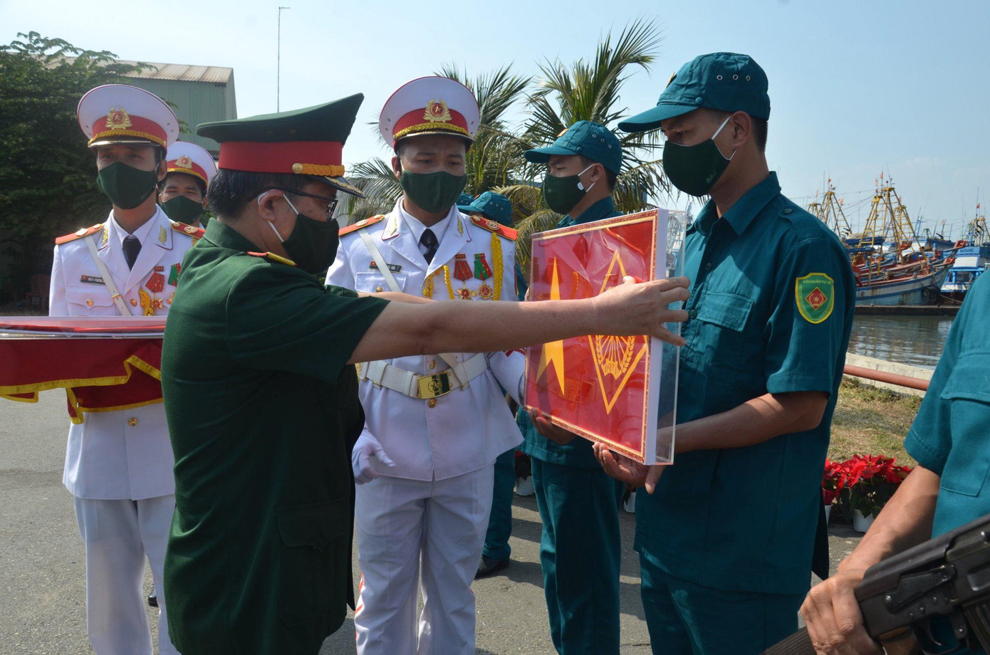 Đại tá Nguyễn Tâm Hùng trao cờ Tổ quốc và cờ dân quân tự vệ cho các thuyền trưởng của hải đội. Đại tá Nguyễn Tâm Hùng trao cờ Tổ quốc và cờ dân quân tự vệ cho các thuyền trưởng của hải đội.