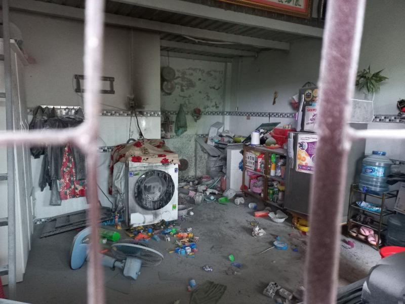 Đồ đạc trong phòng trọ bị hất tung khi vụ nổ xảy ra.