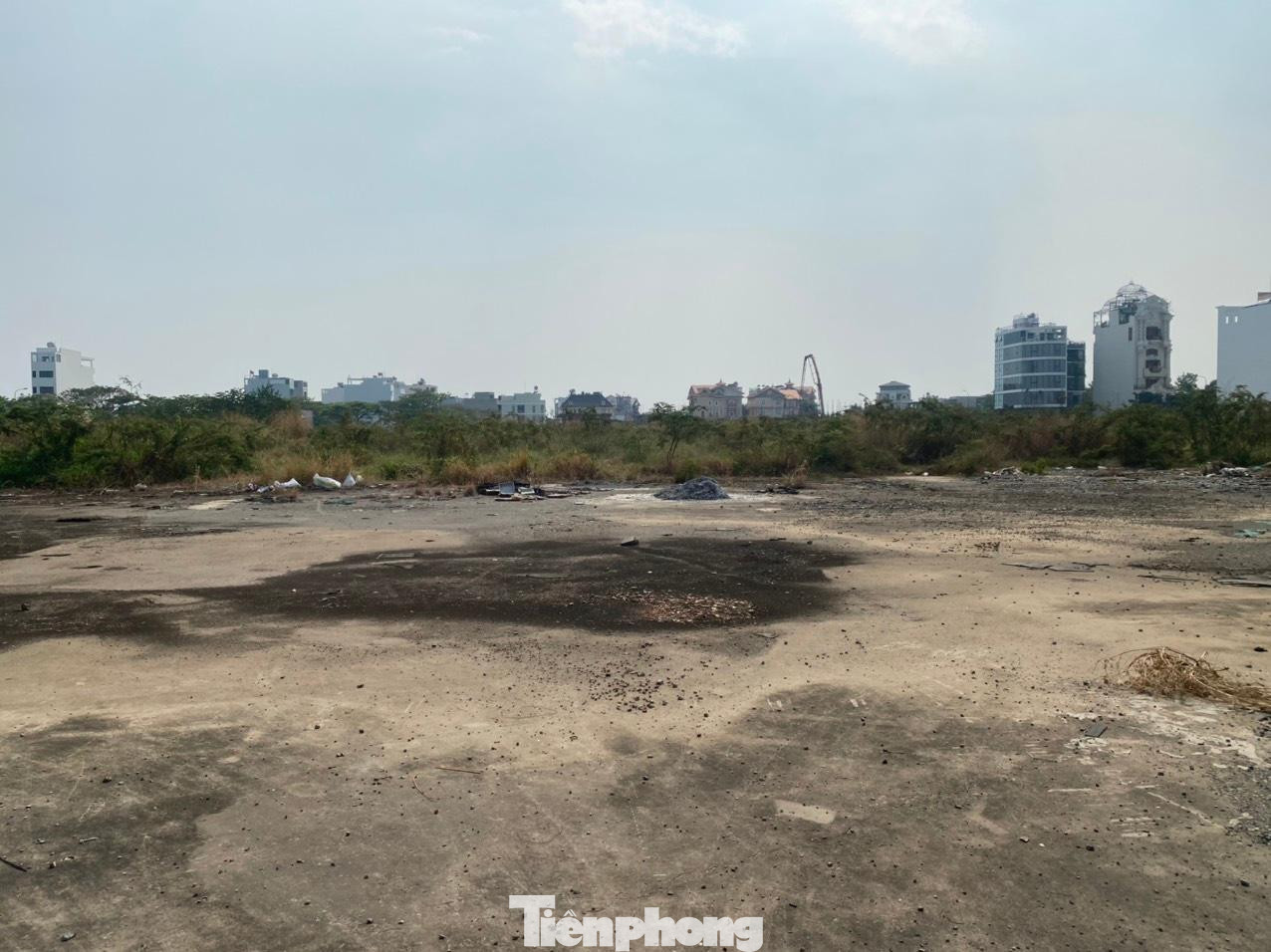 Hiện tại, khu đất có vị trí đắc địa 4 mặt tiền, nằm cạnh UBND TP.Thủ Đức, TPHCM đang trong tình trạng hoang hóa.
