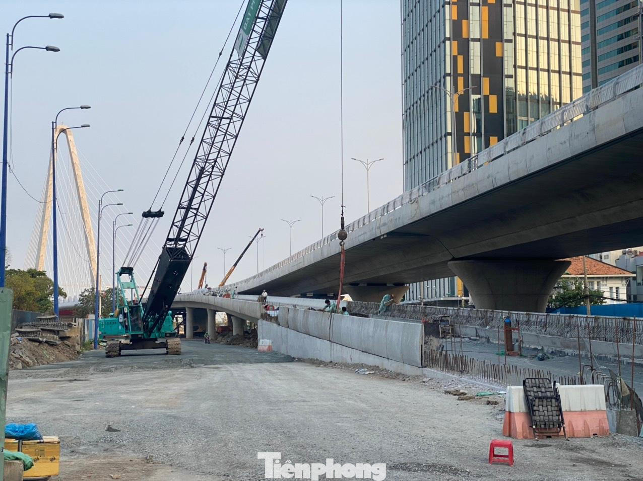 Công nhân thi công nhánh đường dẫn trên đường Tôn Đức Thắng. Công nhân thi công nhánh đường dẫn trên đường Tôn Đức Thắng.