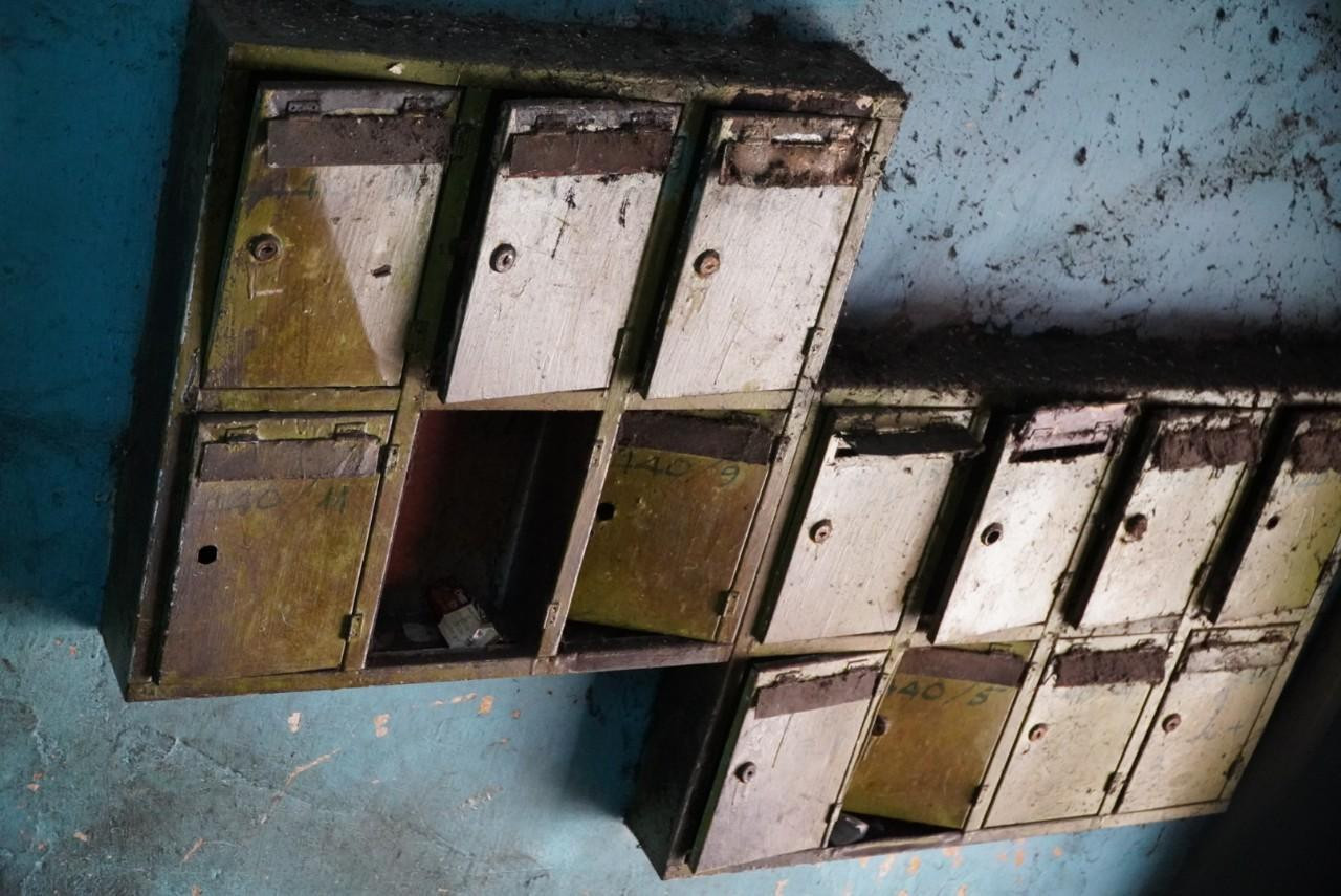 Tủ đựng thư trong chung cư đã tả tơi. Tủ đựng thư trong chung cư đã tả tơi.