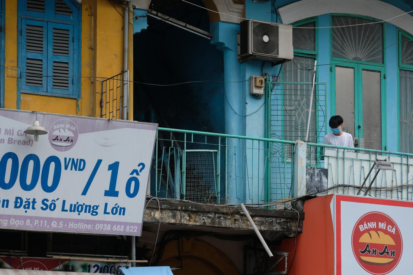 Có vị trí đắc địa nên nhiều người dân vẫn bám trụ ở chung cư để kinh doanh, chờ cơ chế thỏa đáng để di dời. Có vị trí đắc địa nên nhiều người dân vẫn bám trụ ở chung cư để kinh doanh, chờ cơ chế thỏa đáng để di dời.