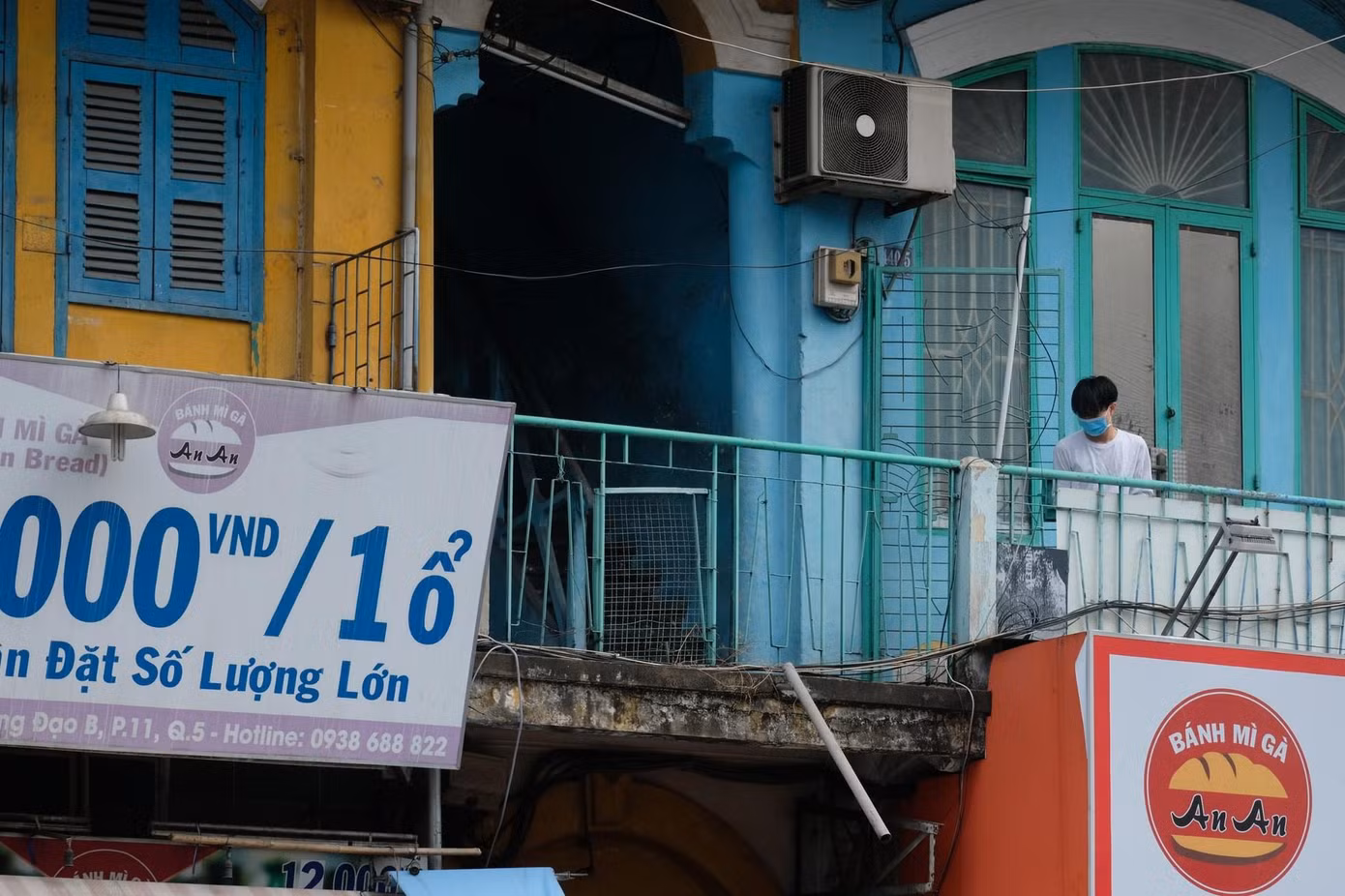 Có vị trí đắc địa nên nhiều người dân vẫn bám trụ ở chung cư để kinh doanh, chờ cơ chế thỏa đáng để di dời. Có vị trí đắc địa nên nhiều người dân vẫn bám trụ ở chung cư để kinh doanh, chờ cơ chế thỏa đáng để di dời.