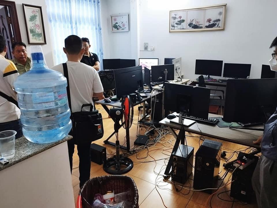 Căn phòng nơi các đối tượng tạo ra hàng ngàn nhóm Telegram để lừa đảo.