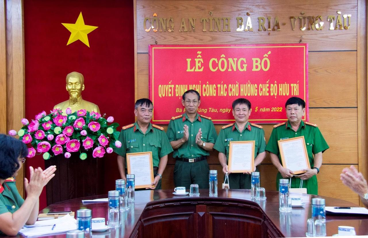 Đại tá Bùi Văn Thảo, Giám đốc Công an tỉnh Bà Rịa-Vũng Tàu trao quyết định nghỉ công tác chờ hưởng chế độ hưu trí đối với 3 đồng chí lãnh đạo cấp phòng. Đại tá Bùi Văn Thảo, Giám đốc Công an tỉnh Bà Rịa-Vũng Tàu trao quyết định nghỉ công tác chờ hưởng chế độ hưu trí đối với 3 đồng chí lãnh đạo cấp phòng.