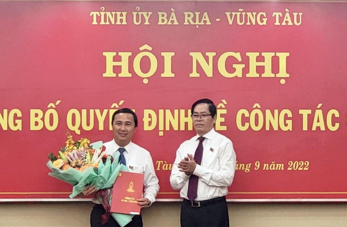 Ông Lê Hoàng Hải nhận quyết định công tác.