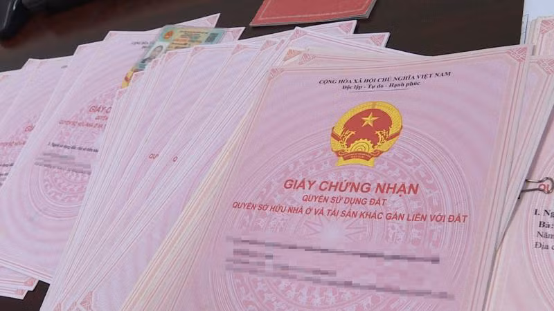 Hàng chục sổ đỏ giả do Thành nhờ người làm cho Yến.