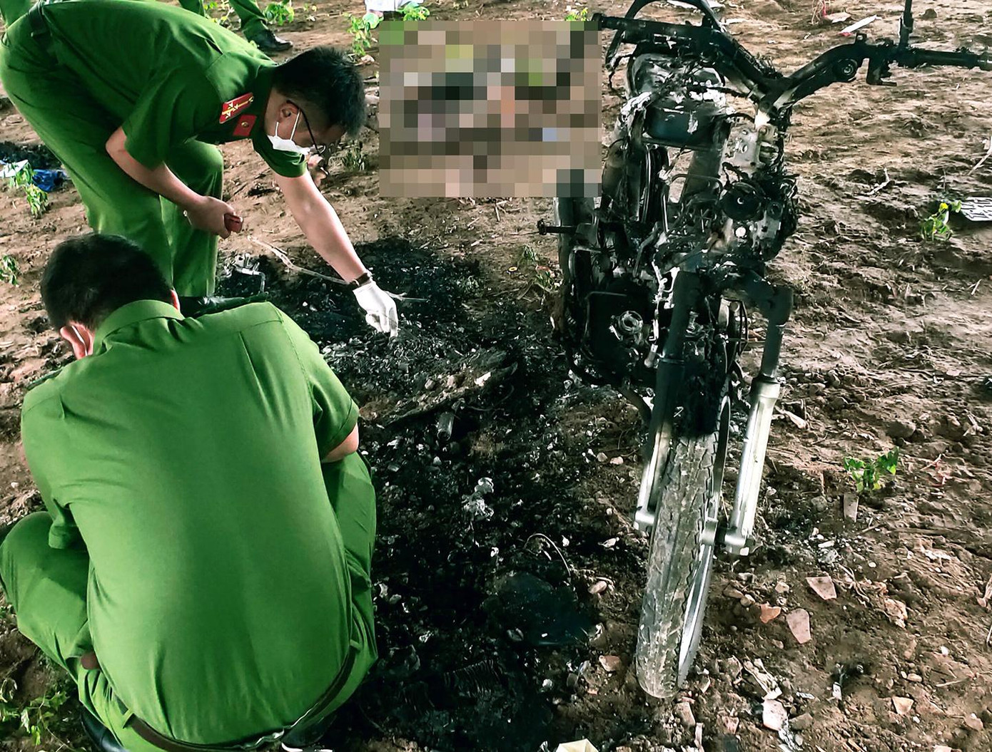 Công an đang khám nghiệm hiện trường. Công an đang khám nghiệm hiện trường.