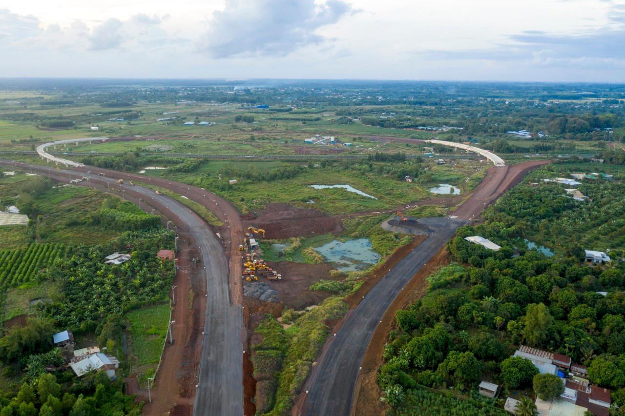 Cuối tuyến cao tốc này là nút giao cao tốc Dầu Giây - Phan Thiết với cao tốc Long Thành - Dầu Giây đoạn qua địa phận huyện Thống Nhất, tỉnh Đồng Nai vẫn còn là nền đất.