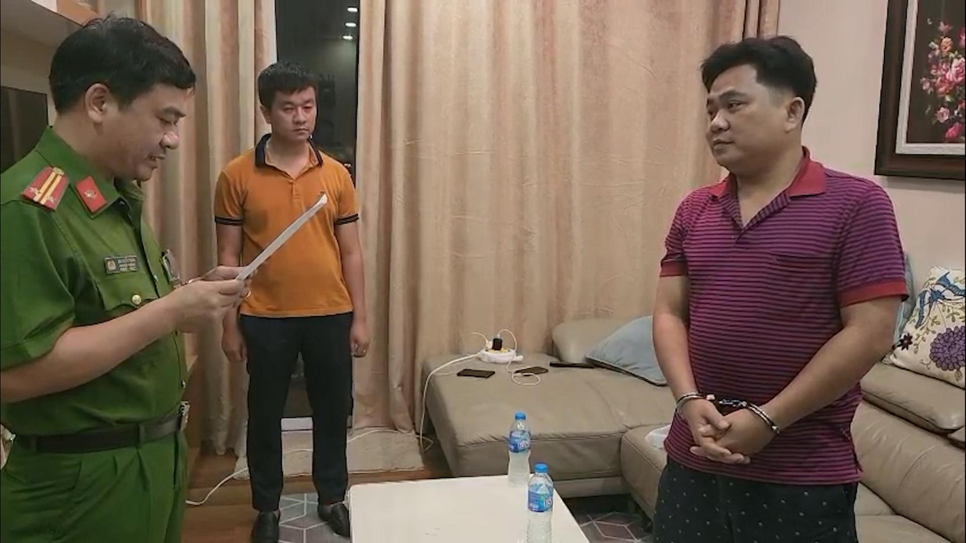 Cơ quan Cảnh sát điều tra tống đạt các quyết định giữ người trong trường hợp khẩn cấp và khám xét khẩn cấp đối với Võ Hoài Phương.