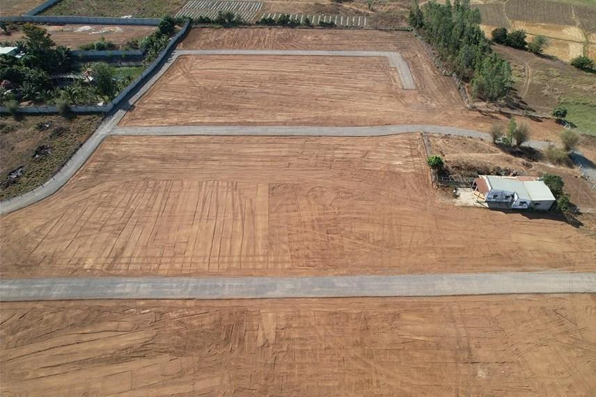 Khu đất của Nguyễn Thị Th. đứng tên ở thửa đất số 1554, tờ bản đồ số 5 thị trấn Đất Đỏ, huyện Đất Đỏ bị phân lô, làm đường trên đất nông nghiệp. Khu đất của Nguyễn Thị Th. đứng tên ở thửa đất số 1554, tờ bản đồ số 5 thị trấn Đất Đỏ, huyện Đất Đỏ bị phân lô, làm đường trên đất nông nghiệp.