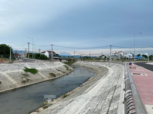 Sau khi hoàn thành, hồ chứa nước Ka Pét theo dự kiến sẽ cấp nước tưới trực tiếp cho trên 7.000 ha gồm khu tưới Mỹ Thạnh, Hàm Cần... Sau khi hoàn thành, hồ chứa nước Ka Pét theo dự kiến sẽ cấp nước tưới trực tiếp cho trên 7.000 ha gồm khu tưới Mỹ Thạnh, Hàm Cần...