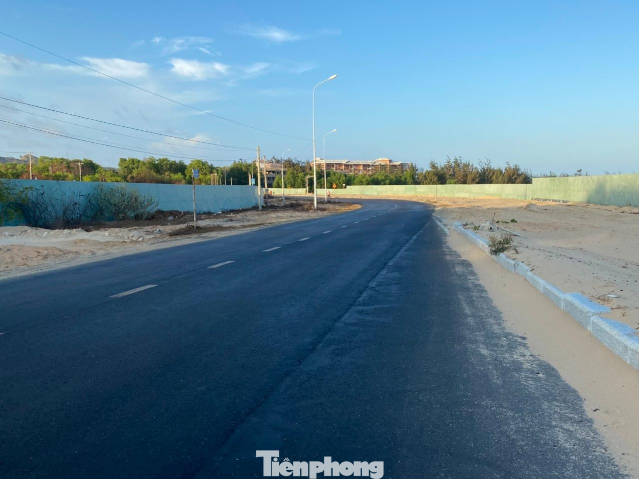 Sau khi công ty khai thác xong, UBND tỉnh Bình Thuận ban hành quyết định số 999/QĐ -UBND ngày 18/4/2018 phê duyệt phương án trồng rừng thay thế và hơn một năm sau, UBND tỉnh Bình Thuận mới có tờ trình số 1979/TTr-UBND ngày 5/6/2019 trình HĐND tỉnh Bình Thuận và sau đó HĐND tỉnh có Nghị quyết số 79/NQ-HĐND ngày 25/7/2019 thông qua chủ trương chuyển diện tích rừng trồng sang mục đích khác tại dự án Khu dịch vụ du lịch cộng đồng Biển Quê Hương. Sau khi công ty khai thác xong, UBND tỉnh Bình Thuận ban hành quyết định số 999/QĐ -UBND ngày 18/4/2018 phê duyệt phương án trồng rừng thay thế và hơn một năm sau, UBND tỉnh Bình Thuận mới có tờ trình số 1979/TTr-UBND ngày 5/6/2019 trình HĐND tỉnh Bình Thuận và sau đó HĐND tỉnh có Nghị quyết số 79/NQ-HĐND ngày 25/7/2019 thông qua chủ trương chuyển diện tích rừng trồng sang mục đích khác tại dự án Khu dịch vụ du lịch cộng đồng Biển Quê Hương.