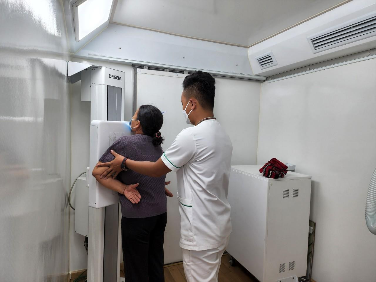 Ngày hôm qua (9/7), khi khám bệnh tại xã Tân Thành (huyện Hàm Thuận Nam), y bác sĩ Bệnh viện Quân Y 175 đã phát hiện một trường hợp ung thư phổi. Ngày hôm qua (9/7), khi khám bệnh tại xã Tân Thành (huyện Hàm Thuận Nam), y bác sĩ Bệnh viện Quân Y 175 đã phát hiện một trường hợp ung thư phổi.