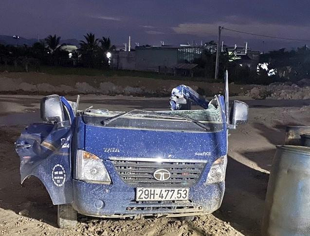 Chiếc xe tải 29H-477.53 gần như nát bét. Chiếc xe tải 29H-477.53 gần như nát bét.