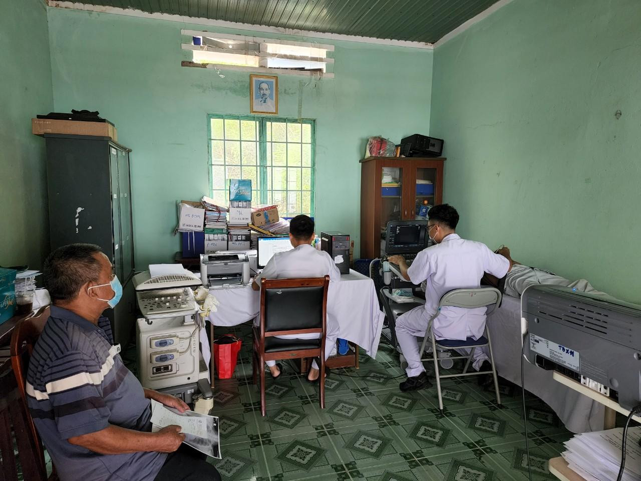 Bệnh viện Quân Y 175 mang máy siêu âm về tận UBND xã Tân Thành để thăm khám cho bà con. Bệnh viện Quân Y 175 mang máy siêu âm về tận UBND xã Tân Thành để thăm khám cho bà con.