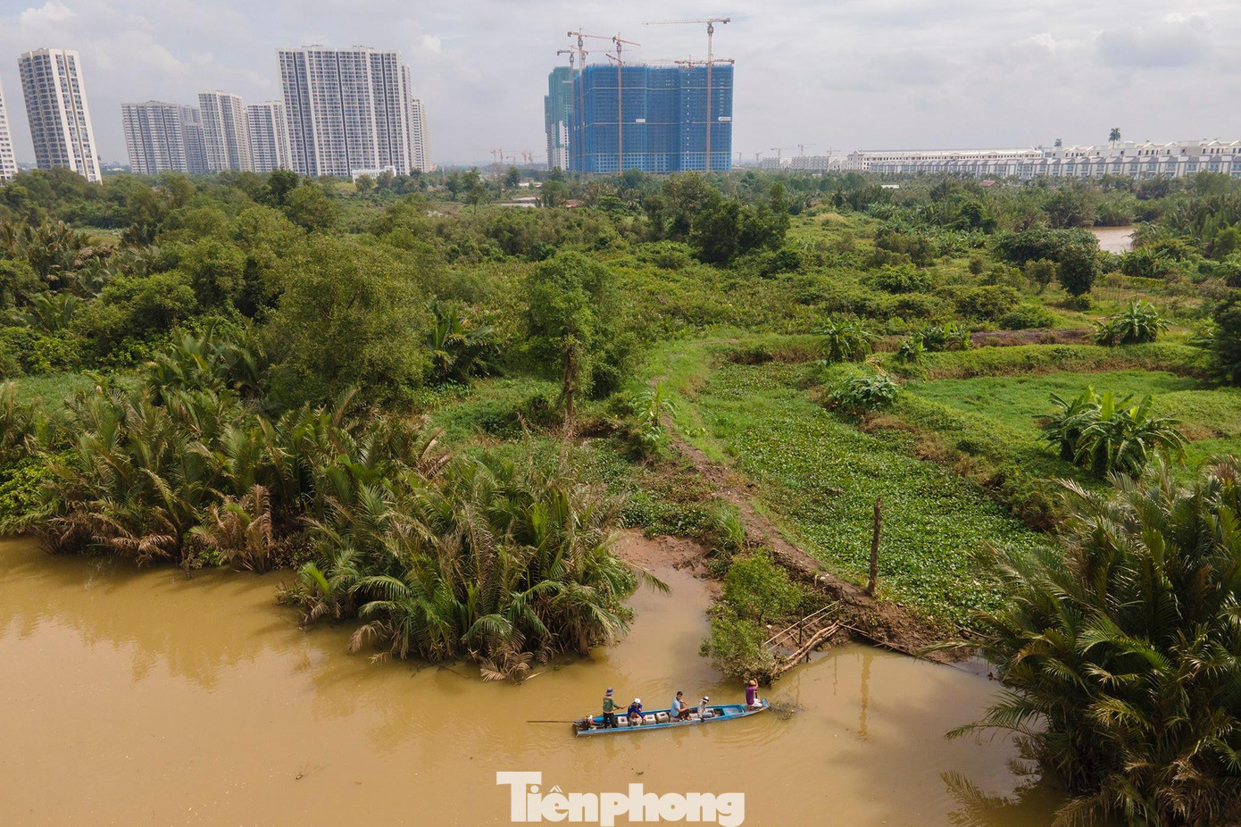 Một khu vực do tổ thi công của Tổng công ty Tư vấn thiết kế giao thông vận tải (TEDI) được giao nhiệm vụ cắm cọc.