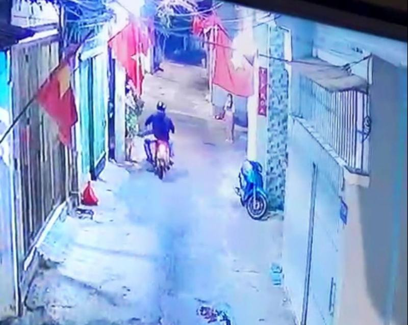 Hình ảnh camera người đàn ông chạy xe máy, cầm dao vô cớ chém nhiều người ở Vũng Tàu. Ảnh cắt từ clip.