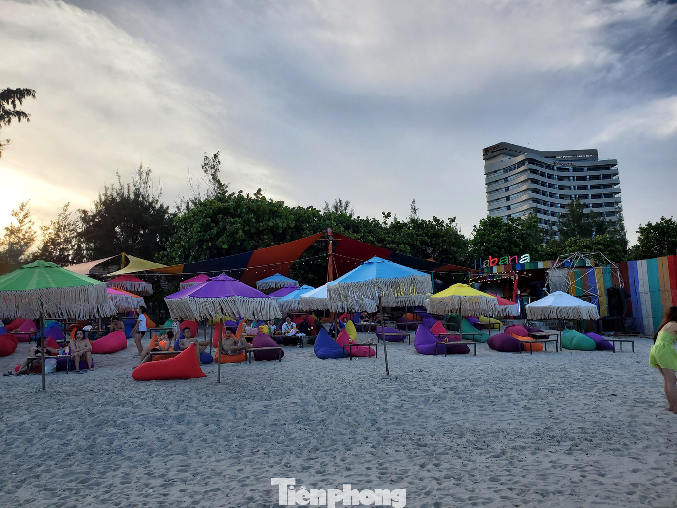 Trong khi đó, đoạn từ khách sạn Thùy Dương đến khu du lịch Bimexco đã được Công ty CP Du lịch quốc tế Vũng Tàu tiếp nhận bàn giao để đầu tư công trình du lịch biển. Hiện tại, Công ty CP Du lịch quốc tế Vũng Tàu quản lý, sử dụng một phần bãi tắm gồm các công trình hạ tầng kỹ thuật trên đất do ngân sách tỉnh đầu tư với số tiền hơn 3,9 tỷ đồng.