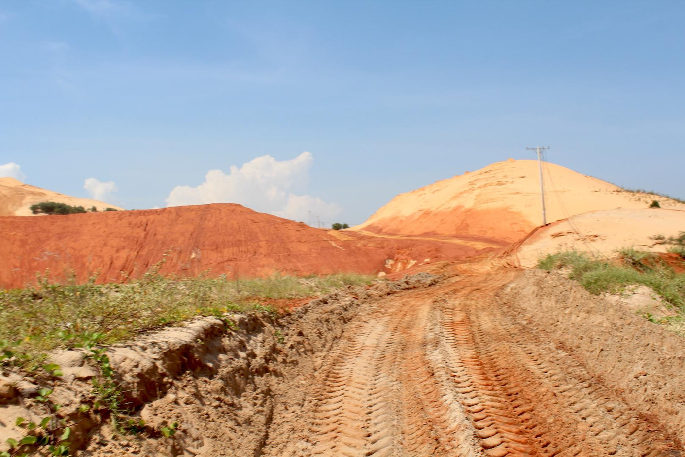 Đến nay, lực lượng chức năng mới tìm kiếm được thi thể công nhân Bùi Quang Trình (SN 1986, trú Đồng Lương, Cẩm Khê, Phú Thọ) và Nguyễn Văn Tùng (sinh năm 1990, trú tại xã Cát Thành, huyện Phù Cát, tỉnh Bình Định).