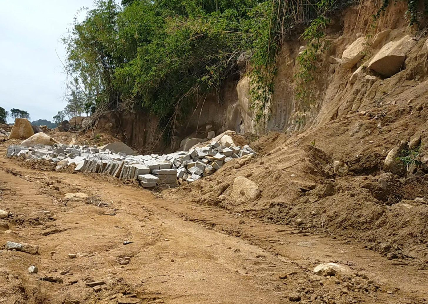 Cử tri TP.Bà Rịa từng phản ánh việc khai thác đá, lấn chiếm rừng phòng hộ, chiếm đất công tại Khu di tích Hang Dơi (núi Dinh) đã được phản ảnh tại Kỳ họp thứ 4 của HĐND tỉnh Bà Rịa-Vũng Tàu.