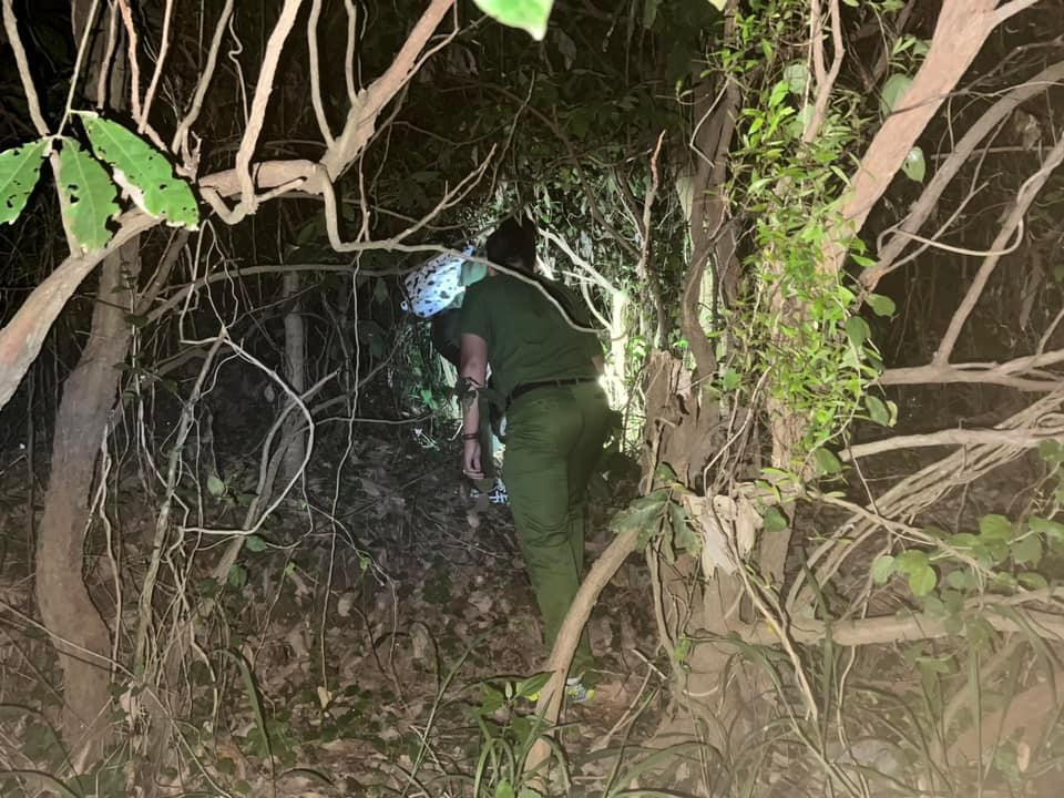 Lực lượng cứu hộ xuyên đêm tìm kiếm bà Chung. Ảnh: Báo Lao Động.