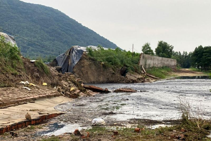 Khu vực hồ chứa chất thải sinh hoạt của Công ty TNHH Sản xuất Thương mại Đại Nam, nằm trong khu xử lý chất thải Tóc Tiên, xã Tóc Tiên bị vỡ. Khu vực hồ chứa chất thải sinh hoạt của Công ty TNHH Sản xuất Thương mại Đại Nam, nằm trong khu xử lý chất thải Tóc Tiên, xã Tóc Tiên bị vỡ.