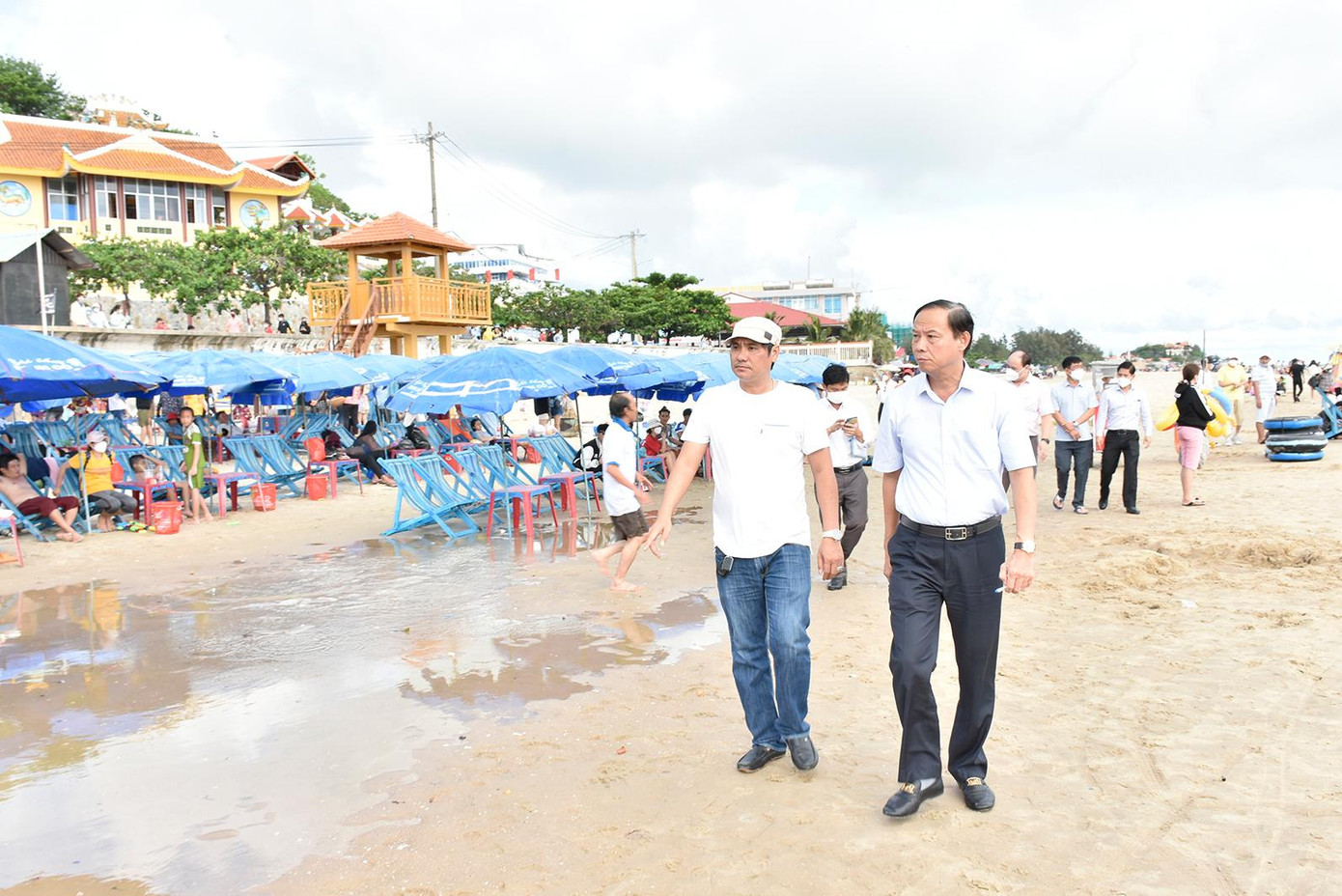 Ông Nguyễn Văn Thọ, Chủ tịch UBND tỉnh khảo sát thực tế bãi tắm Long Hải. Ảnh: BRVT. Ông Nguyễn Văn Thọ, Chủ tịch UBND tỉnh khảo sát thực tế bãi tắm Long Hải. Ảnh: BRVT.