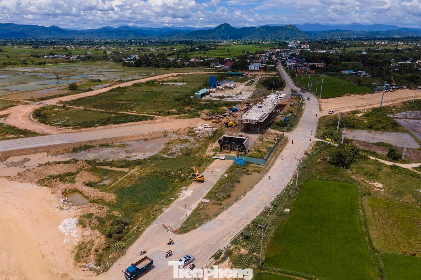 Tạo điều kiện thúc đẩy nhanh sự hình thành và phát triển các khu công nghiệp, du lịch dọc tuyến, các khu du lịch sinh thái ven biển của Bình Thuận, Ninh Thuận, Khánh Hoà. Tạo điều kiện thúc đẩy nhanh sự hình thành và phát triển các khu công nghiệp, du lịch dọc tuyến, các khu du lịch sinh thái ven biển của Bình Thuận, Ninh Thuận, Khánh Hoà.