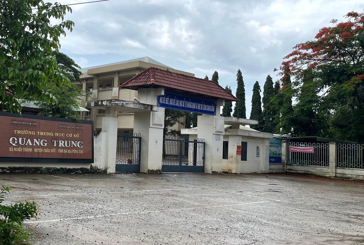 Trường THCS Quang Trung, nơi xảy ra sự việc giáo viên tiếng Anh đánh 19 học sinh trong giờ học. Trường THCS Quang Trung, nơi xảy ra sự việc giáo viên tiếng Anh đánh 19 học sinh trong giờ học.