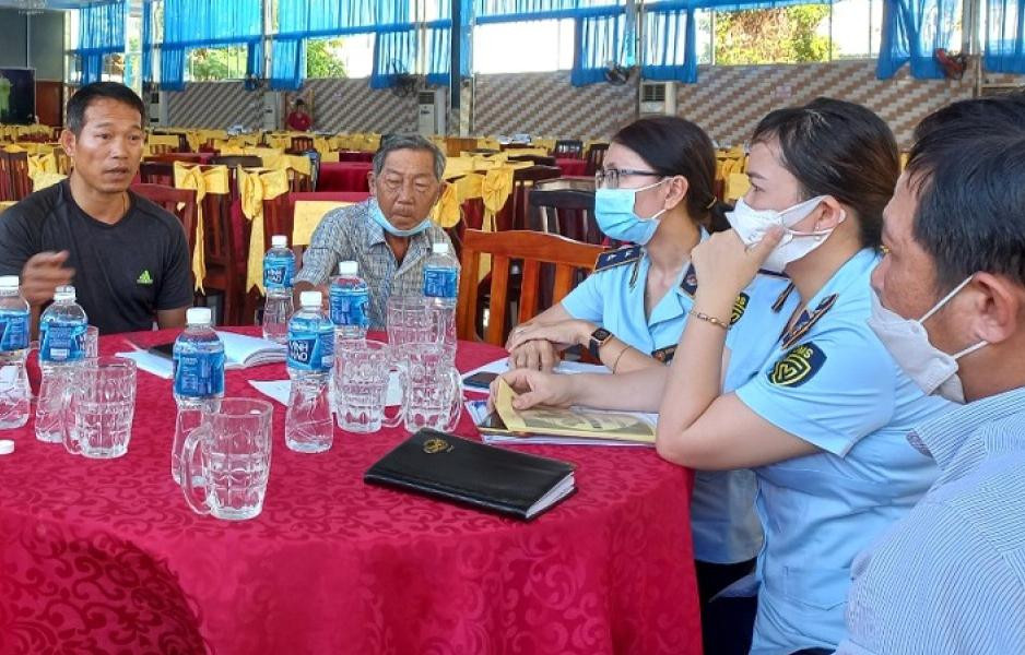 Lực lượng chức năng làm việc với quản lý nhà hàng Hùng Vương. Lực lượng chức năng làm việc với quản lý nhà hàng Hùng Vương.