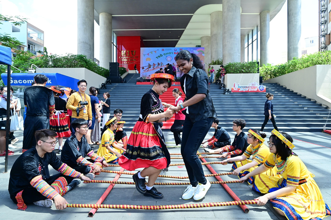 Sinh viên Việt Nam được hóa trang thành “cư dân” các nước, được trải nghiệm vẽ nghệ thuật Ấn Độ Henna Art, bói bài Tarot, du ngoạn vào những câu chuyện thần thoại từ miền đất Honduras cổ xưa...