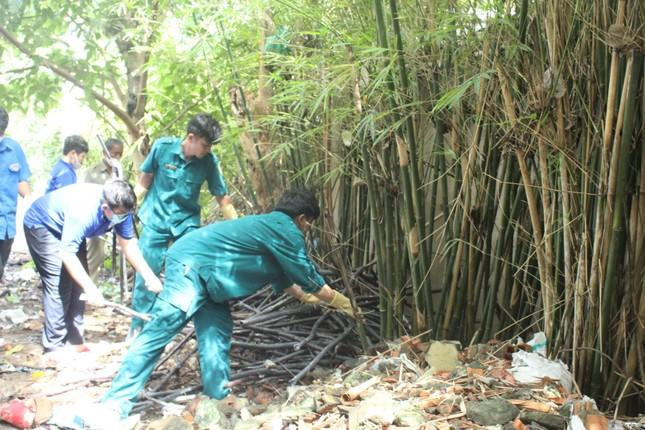 Vệ sinh môi trường, diệt lăng quăng, muỗi truyền bệnh để ngăn chặn sốt xuất huyết. Ảnh: Phạm Nguyễn. Vệ sinh môi trường, diệt lăng quăng, muỗi truyền bệnh để ngăn chặn sốt xuất huyết. Ảnh: Phạm Nguyễn.