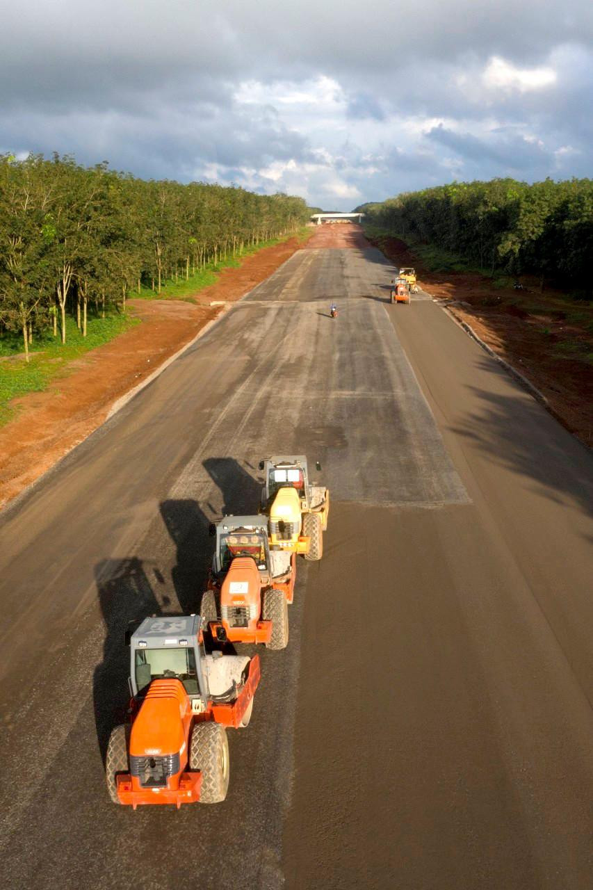 Dự án được khởi công vào tháng 9/2020, dự kiến hoàn thành cuối năm nay. Tuy nhiên, hiện công trường vẫn còn rất ngổn ngang.