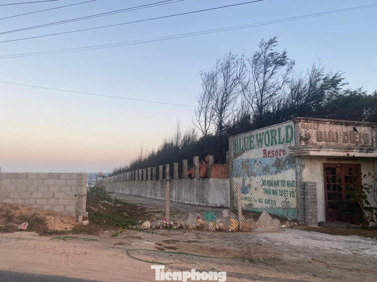 Từ một vùng đất được kỳ vọng sẽ trở thành thiên đường du lịch nghỉ dưỡng thứ hai của Bình Thuận sau Mũi Né, Mũi Kê Gà sau nhiều năm vẫn không thể “cất tiếng gáy”. Từ một vùng đất được kỳ vọng sẽ trở thành thiên đường du lịch nghỉ dưỡng thứ hai của Bình Thuận sau Mũi Né, Mũi Kê Gà sau nhiều năm vẫn không thể “cất tiếng gáy”.