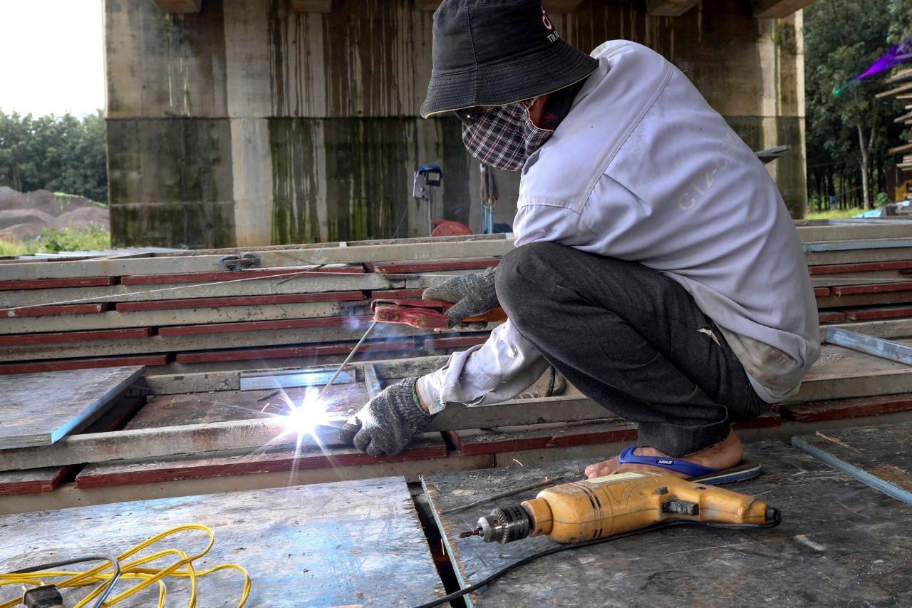 Một công nhân đang làm việc trên công trường dự án cao tốc Dầu Giây - Phan Thiết.