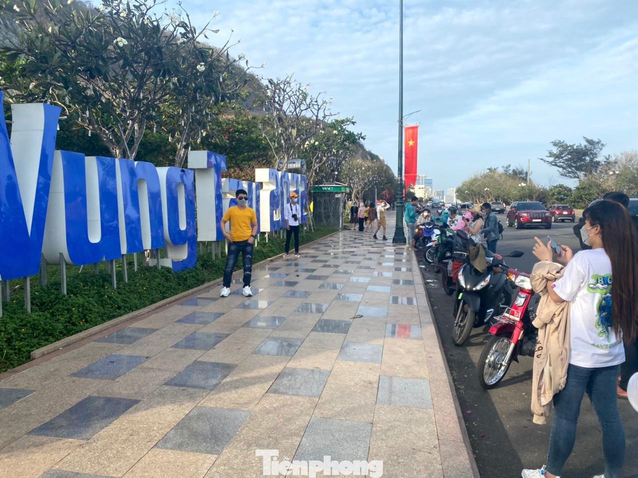 Nhiều bạn trẻ chụp hình lưu niệm ven đường.