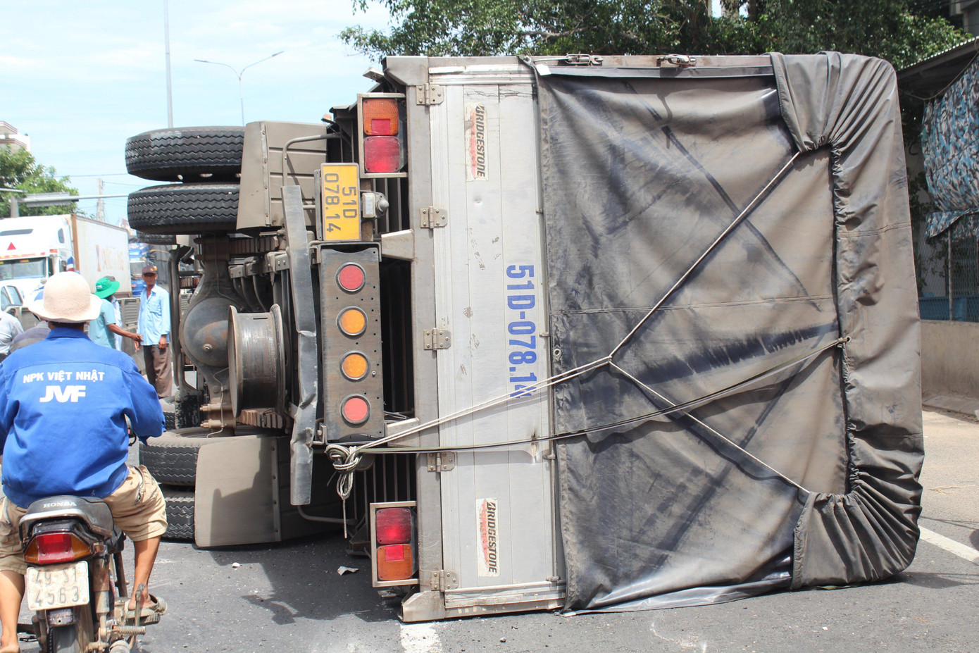 Chiếc xe tải bị lật sau khi gây tai nạn. Chiếc xe tải bị lật sau khi gây tai nạn.