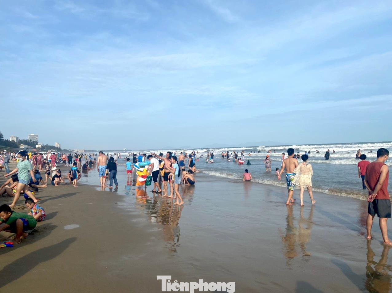 Nhiều người dân địa phương cho biết, đã rất lâu rồi mới thấy bãi biển đông đúc như vậy.