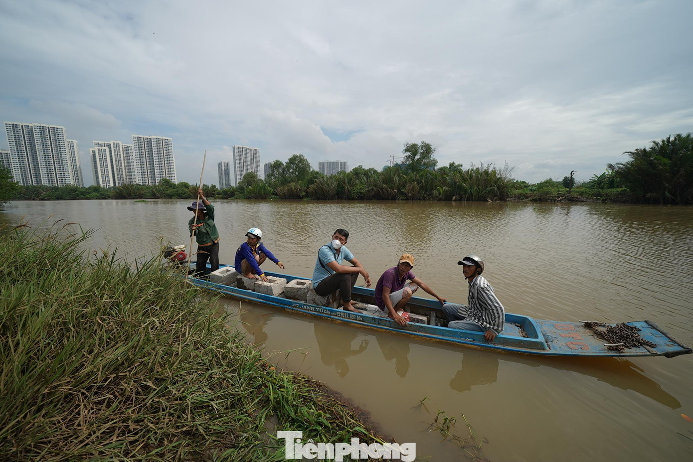 Sau khi vận chuyển cọc xong, thuyền quay lại vận chuyển công nhân, kỹ sư qua để cắm cọc.
