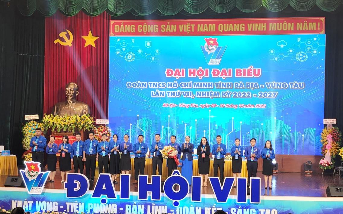 Anh Nguyễn Minh Triết tặng hoa cho các đại biểu chính thức và dự khuyết đi dự Đại hội Đoàn toàn quốc.