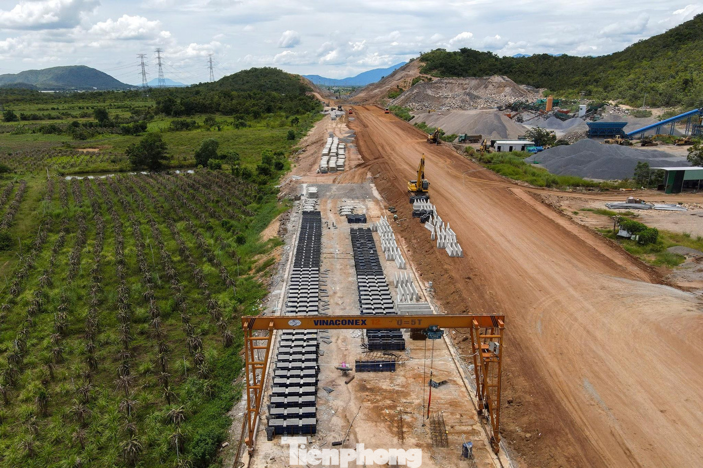 Nhiều nhà thầu phải huy động máy móc, nhân công để sản xuất vật liệu tại chỗ, phục vụ thi công dự án. Nhiều nhà thầu phải huy động máy móc, nhân công để sản xuất vật liệu tại chỗ, phục vụ thi công dự án.